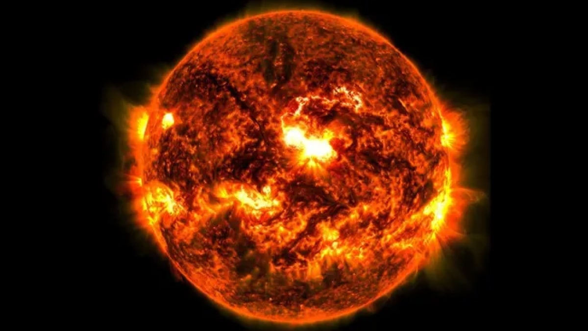 Severe Solar Storm Warning: NOAA Predicts Auroras Across US, Possible Power Grid Impact