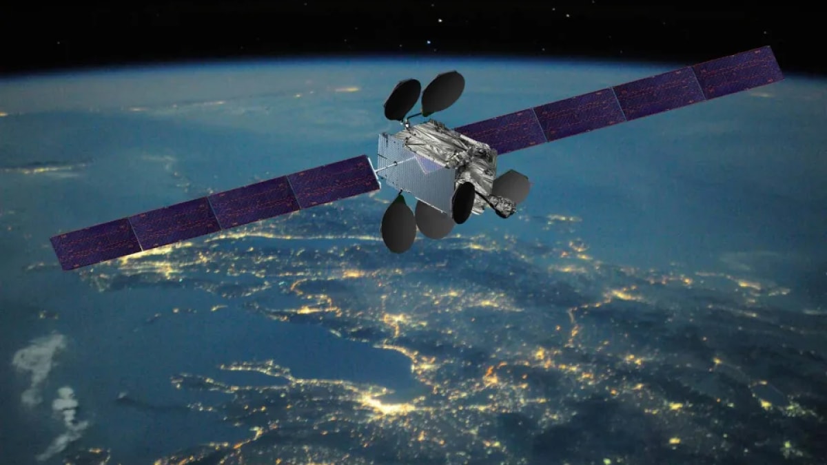 Boeing’s Intelsat 33e Satellite Shatters in Orbit, Leaving 20 Pieces of Debris
