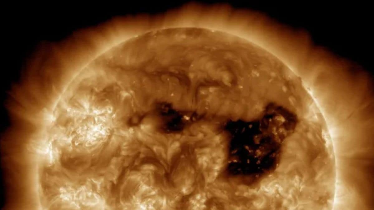 Massive Coronal Hole on Sun Sends High-Speed Solar Wind Toward Earth