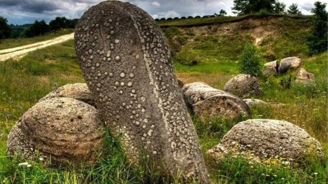 Romania’s ‘Living’ Rocks Expand and Multiply in a Strange Natural Process