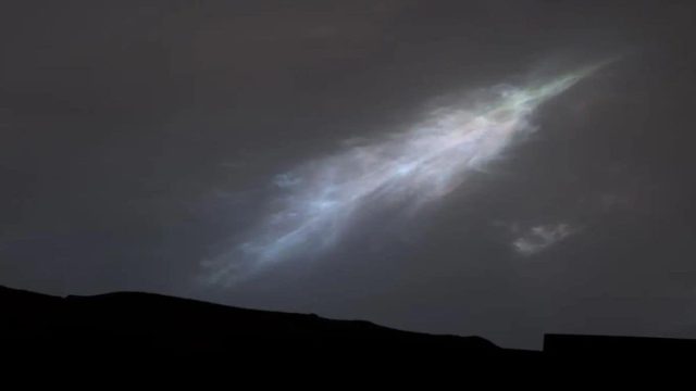 NASA’s Curiosity Rover Captures Stunning Feather-Shaped Iridescent Cloud on Mars