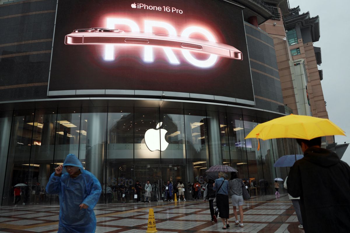 China Reportedly Considers Probe Into Apple’s Policies, App Store Fees