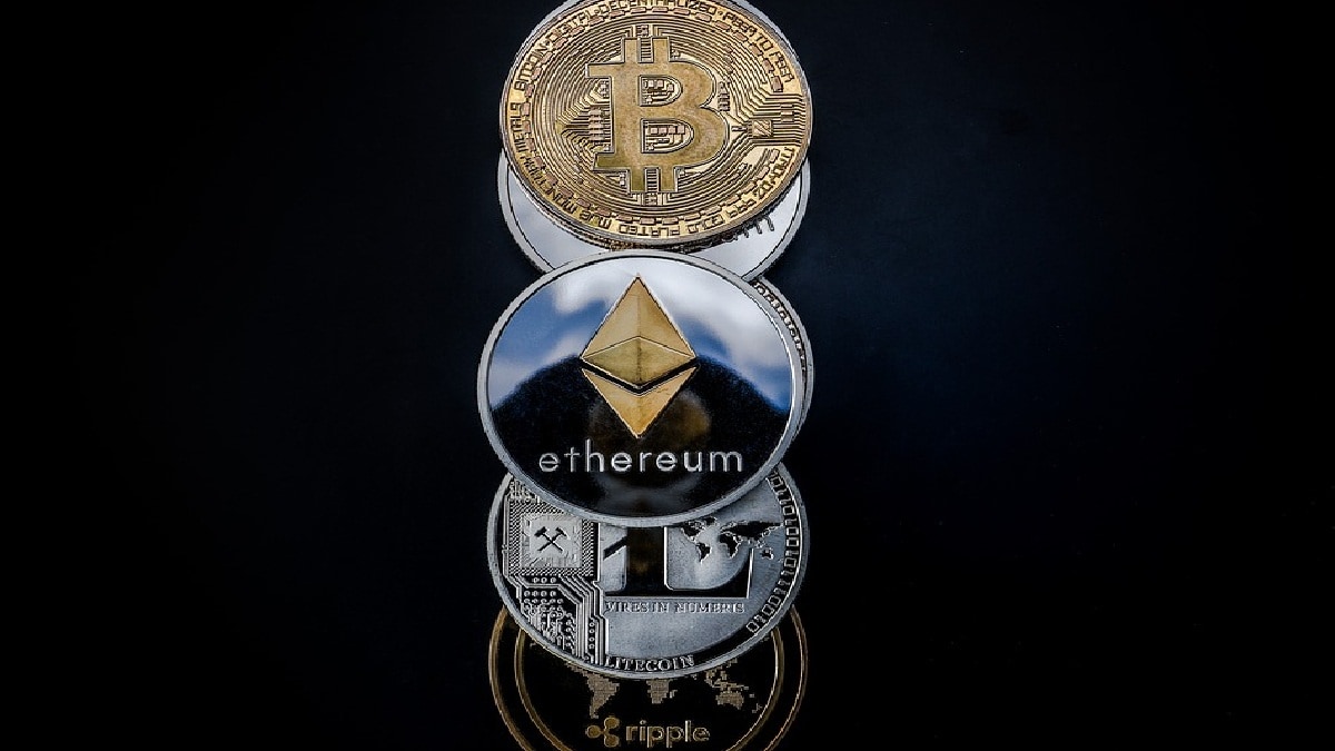 Bitcoin Price Rises Above ,000 After Minor Slump, Values of Most Altcoins Increase
