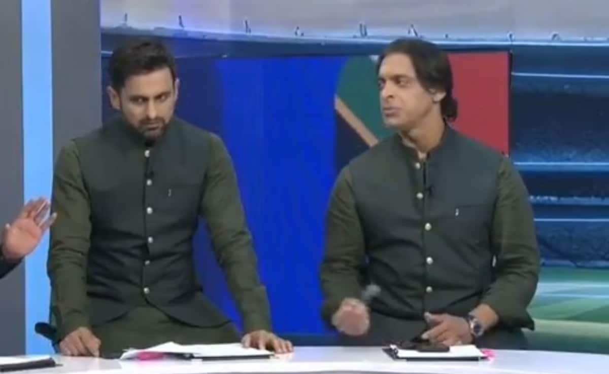 Shoaib Malik Asked Awkward Question By Mohammad Hafeez On Live TV. Shoaib Akhtar Intervenes