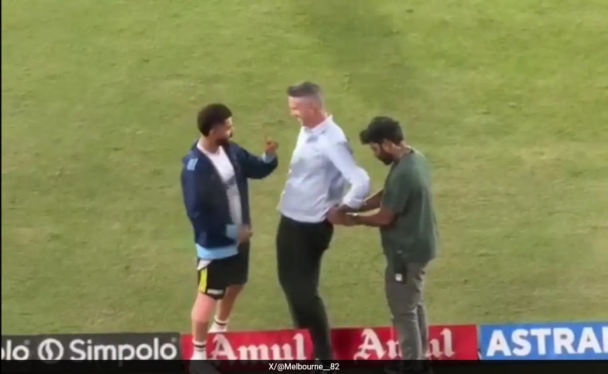 Virat Kohli, Kevin Pietersen’s Animated Chat Over Knee Injury Leaves Fans Wondering. Watch