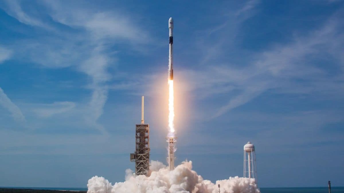 SpaceX Successfully Deploys 21 Starlink Satellites, Loses Falcon 9 Booster