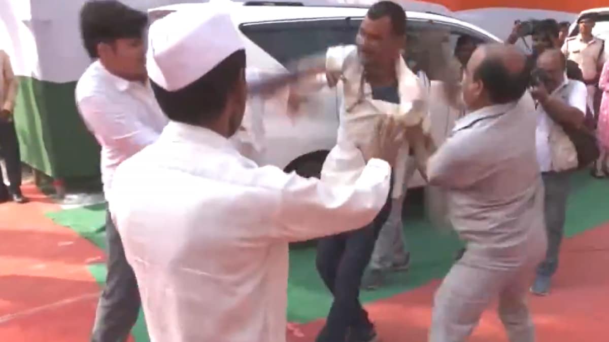 Bihar Congress Workers Clash In HQ After Rahul Gandhi’s Visit, MP Steps In With A Slap | Video