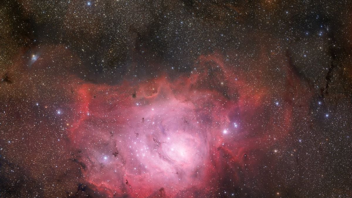 Astrophotographer Captures Stunning Portrait of Lagoon and Trifid Nebulas in Glowing Detail