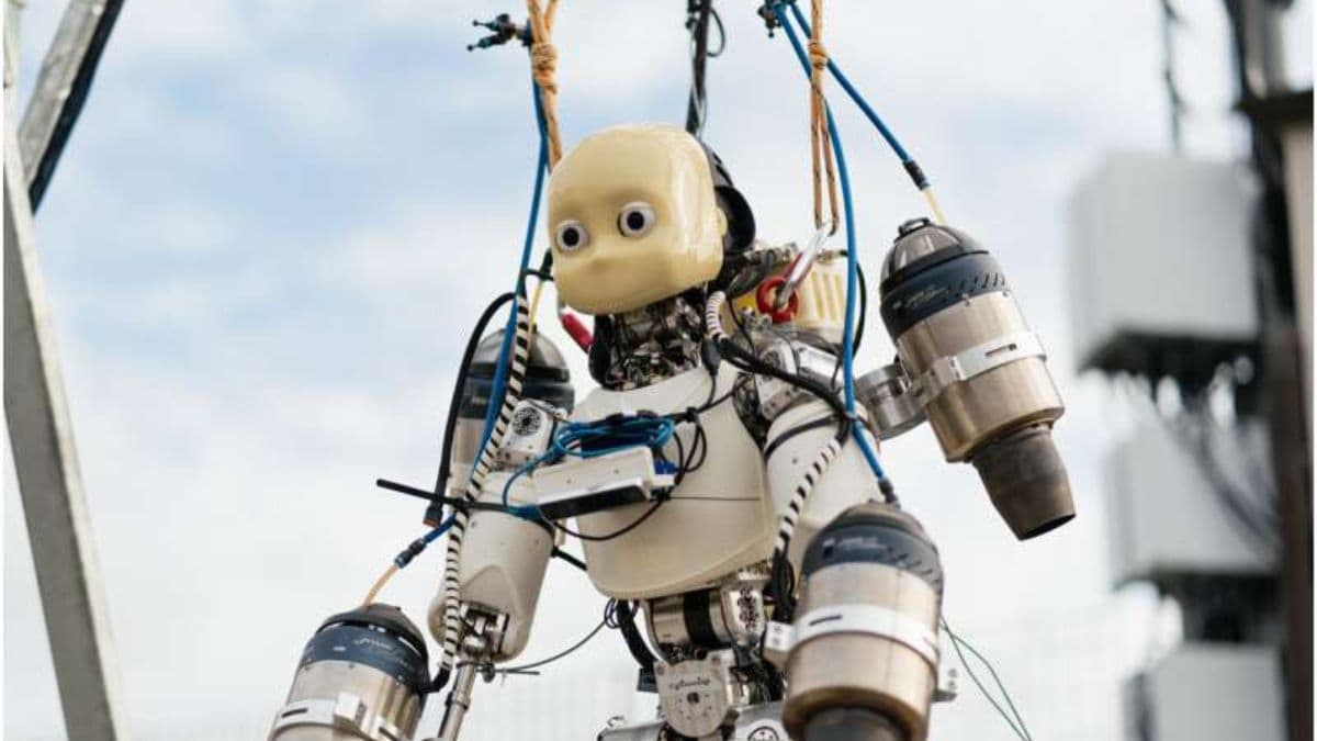 Humanoid Robot Achieves Controlled Flight Using Jet Propulsion and AI Systems